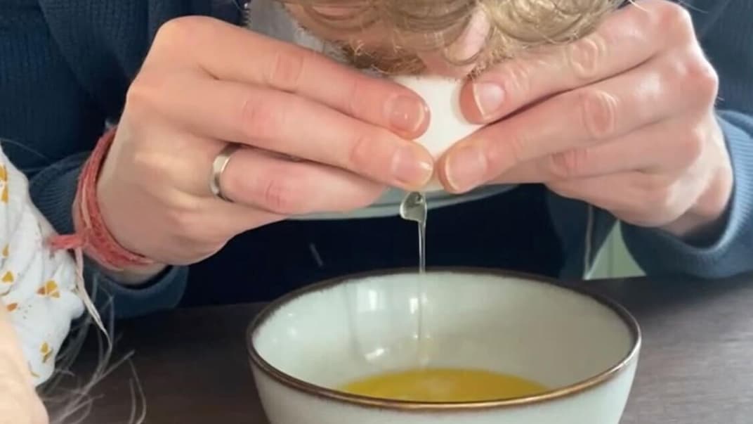 Mann beim Ostereier ausblasen Mann beim Ostereier ausblasen