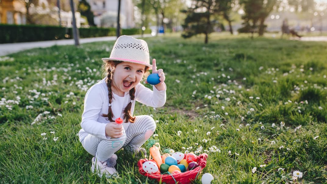 Richtig gelagert sind Ostereier auch nach den Feiertagen noch lange essbar Ein Mädchen zeigt stolz sein Osternest