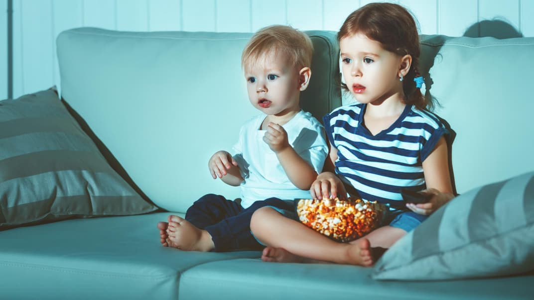 Auch Kinderfilme stehen auf der Verbotsliste. Zwei Kinder sitzen auf dem Sofa