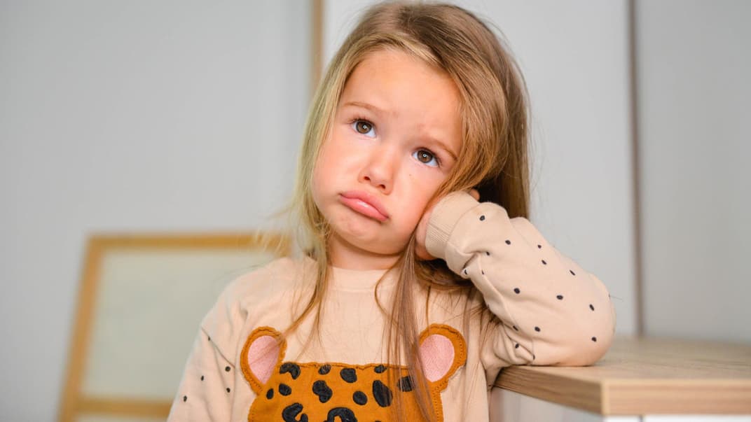 Kinder brauchen Grenzen von ihren Eltern. Kleines Mädchen schaut verärgert.