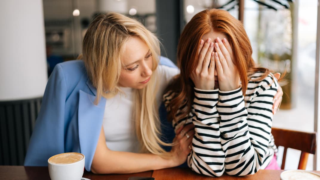 Warum die Familienplanung kein Smalltalk-Thema ist Eine Frau tröstet ihre Freundin