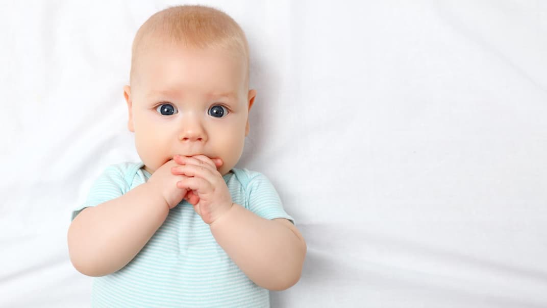Bei manchen Vornamen sind sogar Hebammen überrascht. Baby guckt überrascht.