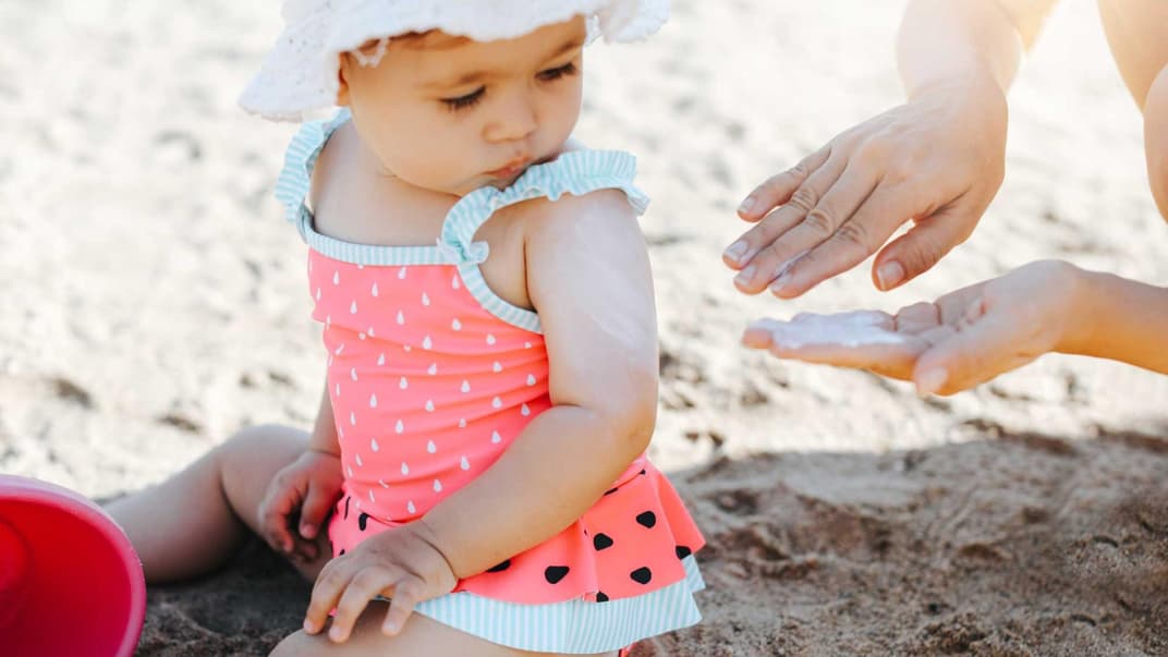 Im Strandurlaub: Brauchen Babys da schon Sonnencreme – oder reicht Schatten und UV-Kleidung?