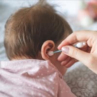 Darf man mit Wattestäbchen Babys Ohren säubern? Darf man mit Wattestäbchen Babys Ohren säubern?