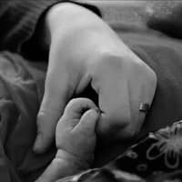 Dramatisches Ende nach Gebärmutterriss Frau hält Hand ihres Babys