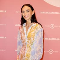 Anna Adamyan genießt ihre Schwangerschaft in vollen Zügen. Anna Adamyan lachend in buntem Kleid