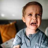 Während der Autonomiephase spielen die Gefühle verrückt. Kleiner Junge weint.