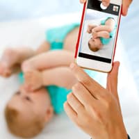Auch im WhatsApp-Status sind Kinderbilder nicht sicher. Baby wird fotografiert