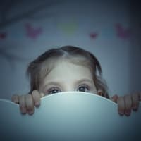 Wenn Kinder nachts nicht schlafen können. Kleines Kind ist in der Nacht wach.