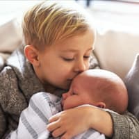 Großer Bruder küsst kleinen Bruder. Großer Bruder küsst kleinen Bruder.