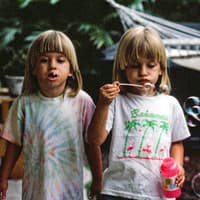 Hier erfahrt ihr, ob auch ihr einen der beliebtesten Vornamen der 90er habt. Zwillinge pusten Seifenblasen.