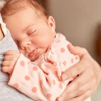 Neugeborenes Baby kuschelt auf dem Arm seiner Mutter. Neugeborenes Baby kuschelt auf dem Arm seiner Mutter.