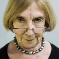 Oma mit Brille schaut streng. Oma mit Brille schaut streng.