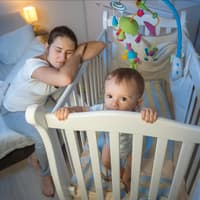 Baby steht nachts wach im Bett. Baby steht nachts wach im Bett.