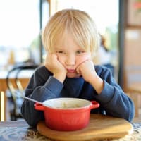 Picky Eater: Kleine wählerische Esser Kind mag Essen nicht.