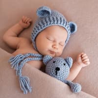 Kleiner Junge schläft mit seinem Teddy im Bett Kleiner Junge schläft mit seinem Teddy im Bett