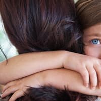 Kind umarmt seine Mutter. Kind umarmt seine Mutter.