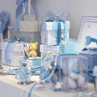 Personalisierte Geschenke für ein Baby auf Tisch Personalisierte Geschenke für ein Baby auf Tisch