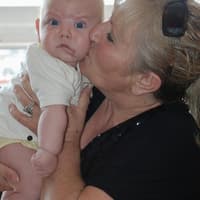 Oma küsst Baby. Oma küsst Baby.