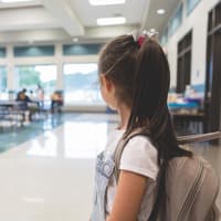 Mädchen fühlt sich alleine in der Schule Mädchen fühlt sich alleine in der Schule