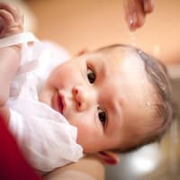 Ein kleiner Junge wird getauft. Ein kleiner Junge wird getauft.