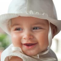 Ein süßes, kleines Mädchen schaut niedlich und lächelnd über ihre rechte Schulter. Ein süßes, kleines Mädchen schaut niedlich und lächelnd über ihre rechte Schulter.