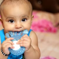 Baby beißt auf Kauring Baby beißt auf Kauring