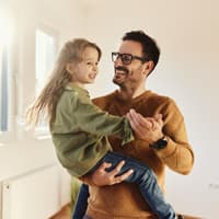 Papa-Zeit macht nicht nur Spaß – sondern auch schlau! Lachender Vater trägt seine Tochter.