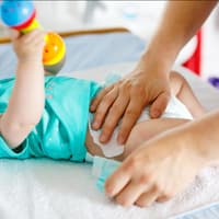 Ein klappbarer Wickeltisch ist platzsparend und häufig mobil einsetzbar. Ein klappbarer Wickeltisch ist platzsparend und häufig mobil einsetzbar.