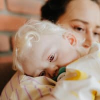 Wenn das Baby erkältet ist, sind ist Kuscheln besonders wichtig. Wenn das Baby erkältet ist, sind ist Kuscheln besonders wichtig.