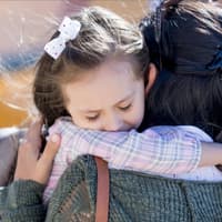 Kinder mit Trennungsangst können sich nicht von Mutter oder Vater lösen. Trauriges Kind umarmt Mutter.