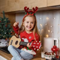 Kleines Mädchen singt mit Gitarre in der Hand ein Nikolauslied. Kleines Mädchen singt mit Gitarre in der Hand ein Nikolauslied.