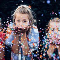 Kinder haben Spaß auf dem Kindergeburtstag – und an den tollen Spielideen. Kinder haben Spaß auf dem Kindergeburtstag – und an den tollen Spielideen.