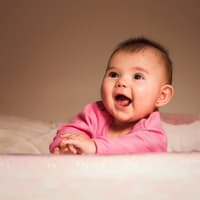 Zeitlose Mädchennamen – so wunderschön! Ein kleines Baby, das lächelt ...