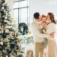 Familie feiert Weihnachten mit Kind Familie feiert Weihnachten mit Kind