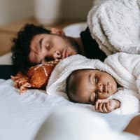 Papa und Baby im Wochenbett Papa und Baby im Wochenbett
