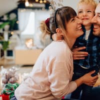 Eltern haben mit ihrem Kind an Weihnachten eine schöne Zeit Eltern haben mit ihrem Kind an Weihnachten eine schöne Zeit