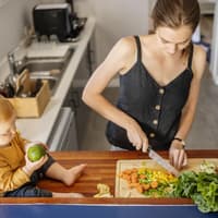 Abnehmen mit Kind; Gar nicht so einfach, sich mit Baby oder Kleinkind gesund zu ernähren. Abnehmen mit Kind; Gar nicht so einfach, sich mit Baby oder Kleinkind gesund zu ernähren.