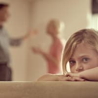 Toxische Familie haben Auswirkungen aufs ganze Leben. Eltern streiten, Kind ist unglücklich.