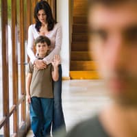 Trennungskind winkt dem Vater. Trennungskind winkt dem Vater.