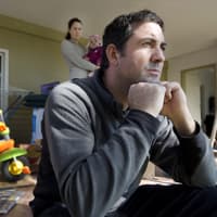 Richtig streiten ist nicht immer leicht – aber gerade für frischgebackene Eltern sehr wichtig. Eine Mutter mit Baby auf dem Arm streitet sich mit ihrem Mann.