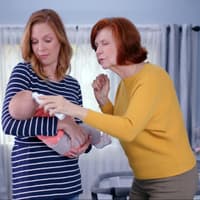 Oma will sich ums Baby kümmern. Oma will sich ums Baby kümmern.