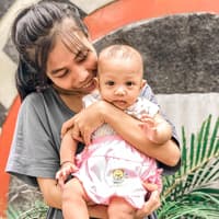 Junge Frau mit Baby auf dem Arm. Junge Frau mit Baby auf dem Arm.