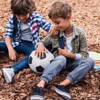 Fußball-Bücher für Kinder sind sehr beliebt. Zwei Jungen mit Fußball und Büchern.