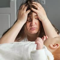Eine erschöpfte Mutter und ihr Baby – wer spricht hier von "Me-Time" ... Eine erschöpfte Mutter und ihr Baby
