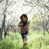 Kinder einfach mal machen lassen ... Kind läuft durch die Natur.