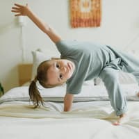 Euer Kind will abends nicht ins Bett? Dieses Szenario kennen wohl alle Eltern. Ein kleines Mädchen turnt auf dem Bett rum?