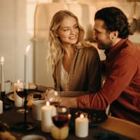 Für einen romantischen Abend zu zweit sollte man sich bewusst Zeit nehmen. Romantischer Abend zu zweit.