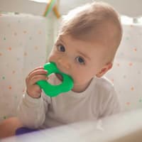 Autsch! Wenn die ersten Zähnchen durchbrechen, können Beißringe Linderung verschaffen.