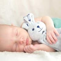 So ein kuscheliges Schnuffeltuch hilft vielen Babys beim Schlafen. Schlafendes Baby mit Schnuffeltuch.